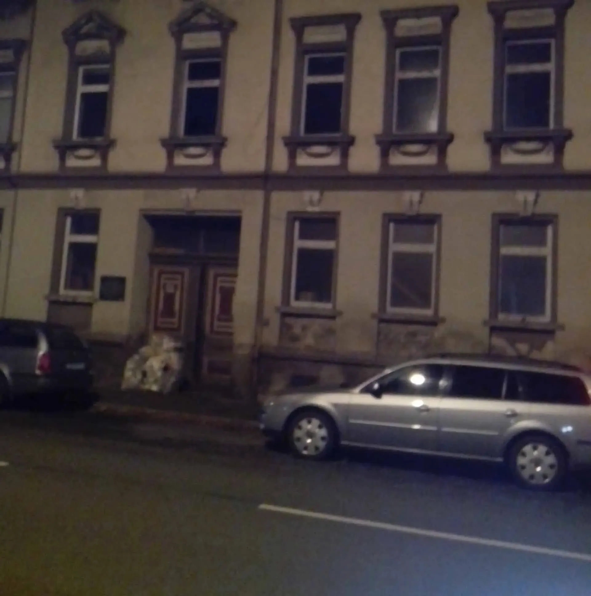 Fassade von Haus Frieda in der Nordstraße 40 in Röderau am Abend