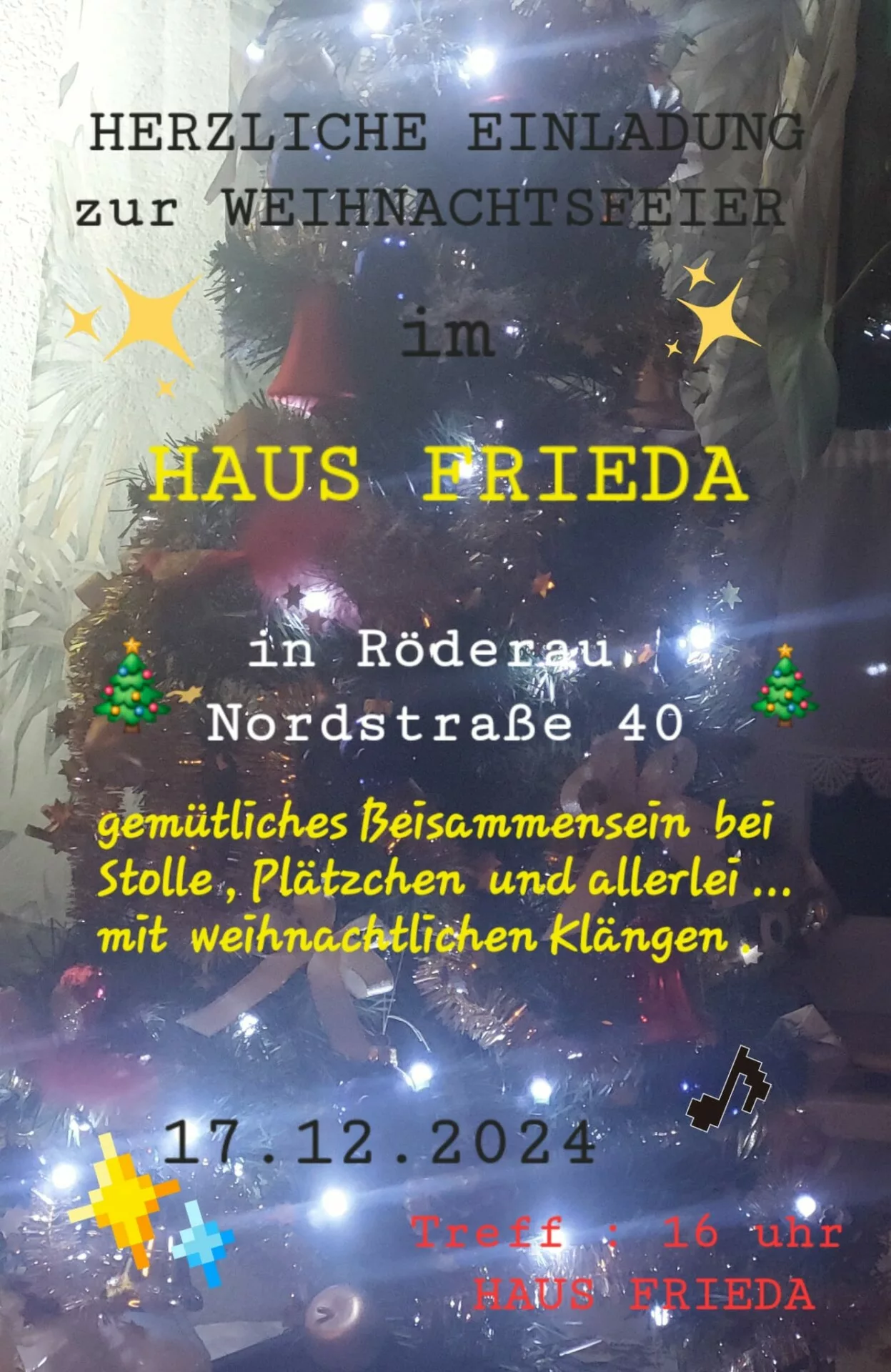 Hinter einer automatisch erstellten Weihnachtseinladung steht ein geschmückter Weihnachtsbaum mit Lichtern. Der Text lädt zu einer Weihnachtsfeier mit weihnachtlichen Leckereien und Musik am 17. Dezember 2024 um 16 Uhr ins Haus Frieda in Röderau ein.